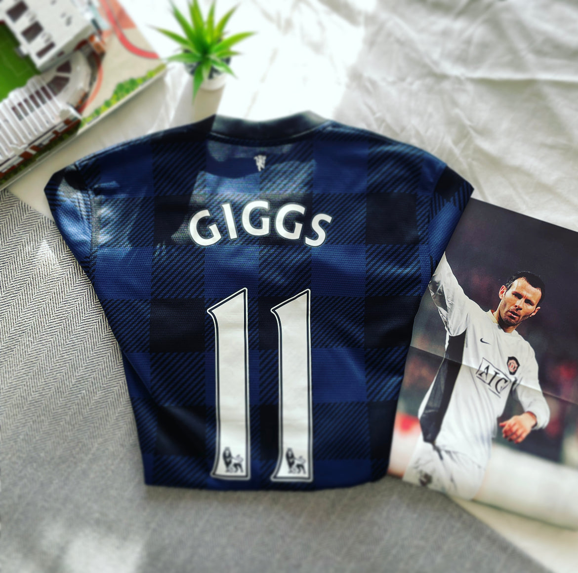 2013-14 Manchester United Away Shirt Giggs #11 | Very Good | Medium