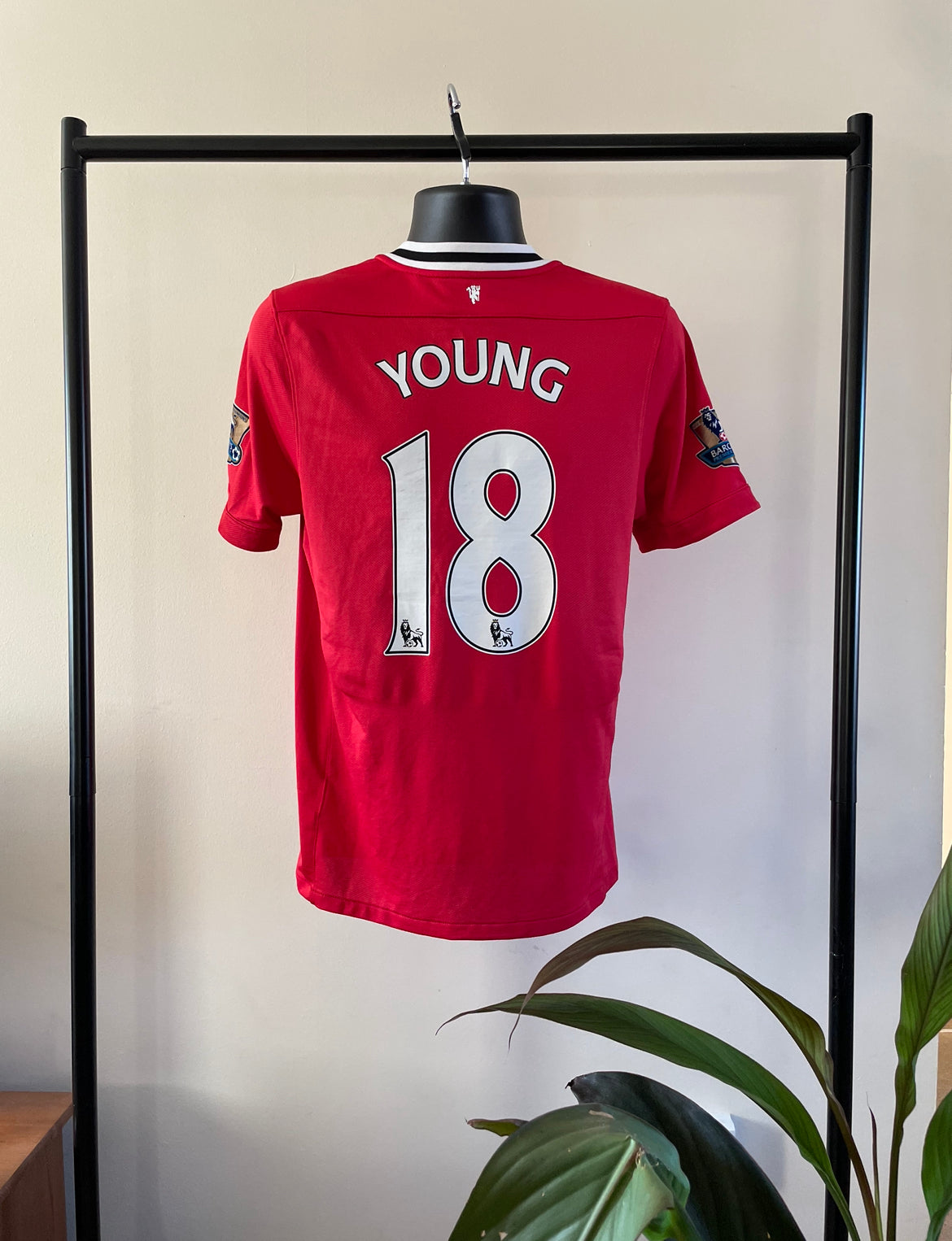 2011-12 Manchester United Home Shirt Young #18 | Very Good | Medium