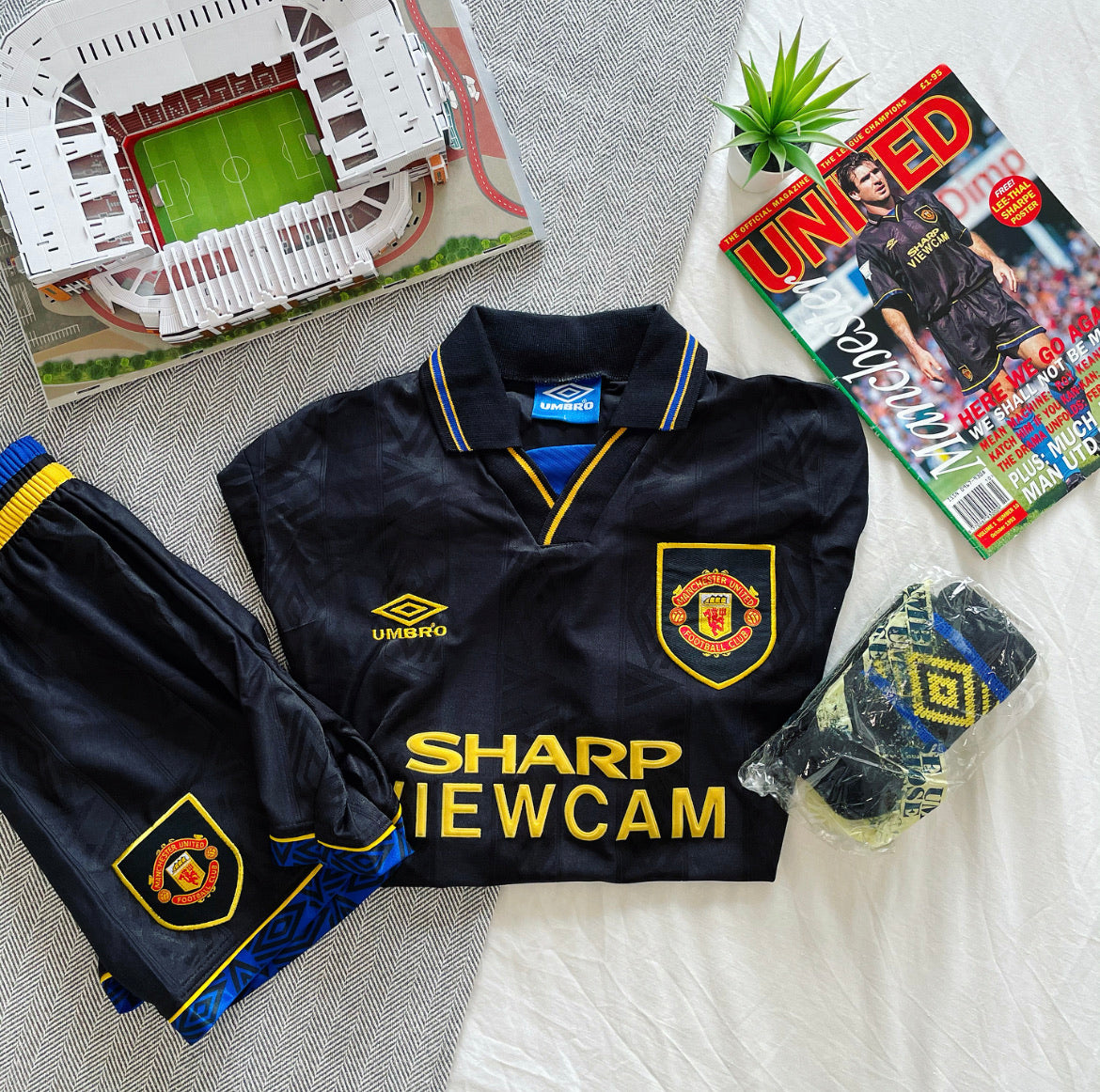 1993-95 Manchester United Away Full Kit | Giggs #11 | Mint | L